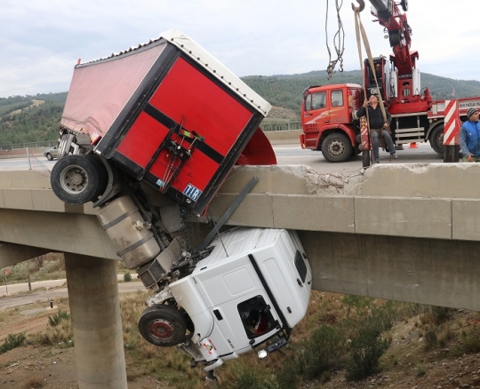 Osmaniye'de, kontrolden çıkıp viyadükte asılı kalan tırın sürücüsü AFAD ekiplerinin zorlu mücadelesi sonucu kurtarıldı. Asılı kalan tır, olay yerine gelen iki vinç yardımıya uzun uğraşlar sonucu kurtarılabildi ( Muzaffer Çağlıyaner - Anadolu Ajansı )